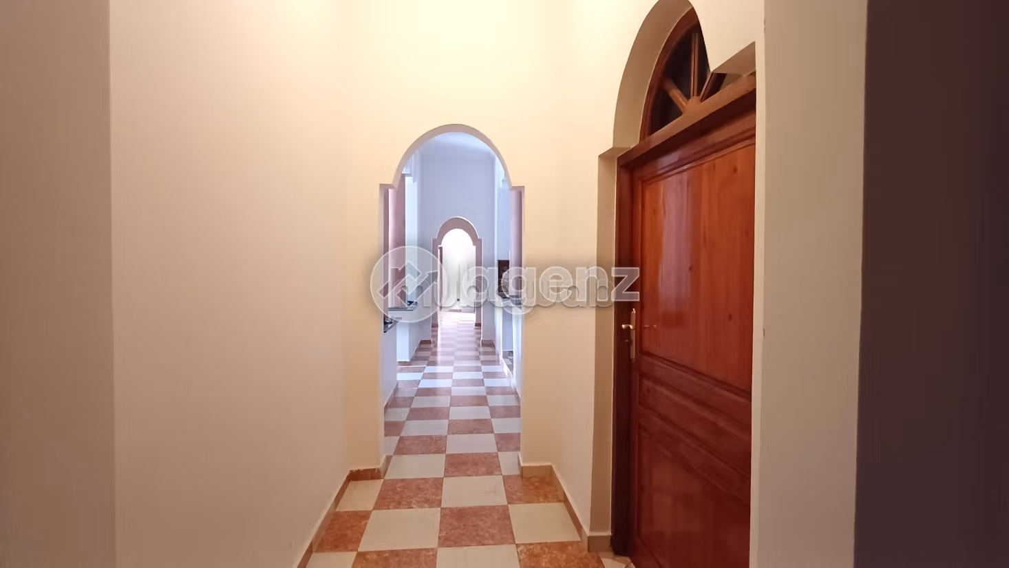 Magnifica villa in vendita a Masmoudi. 8 camere da letto. Terrazzo e garage