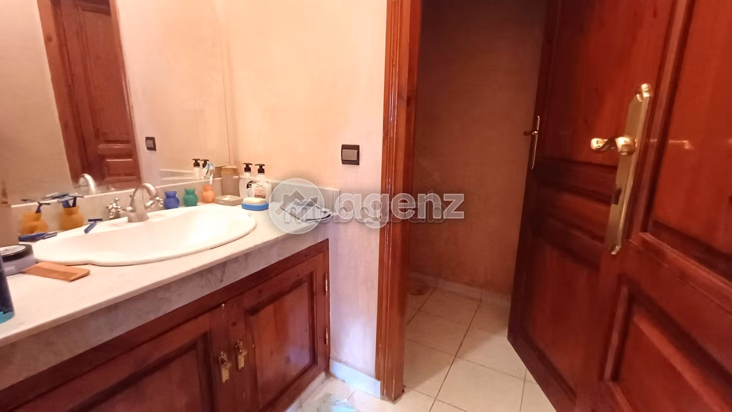 Magnifica villa in vendita a Masmoudi. 8 camere da letto. Terrazzo e garage