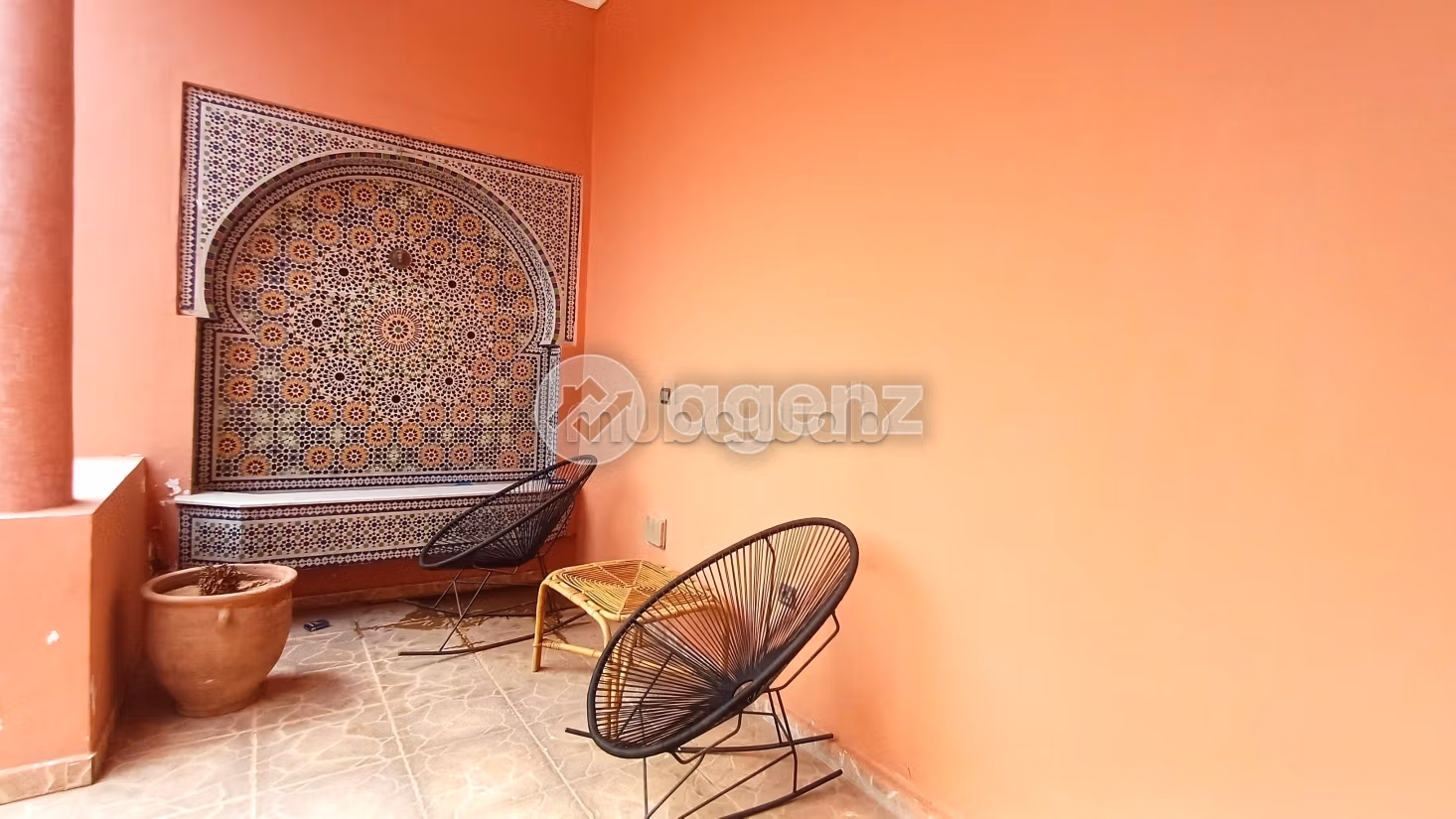 Magnifica villa in vendita a Masmoudi. 8 camere da letto. Terrazzo e garage