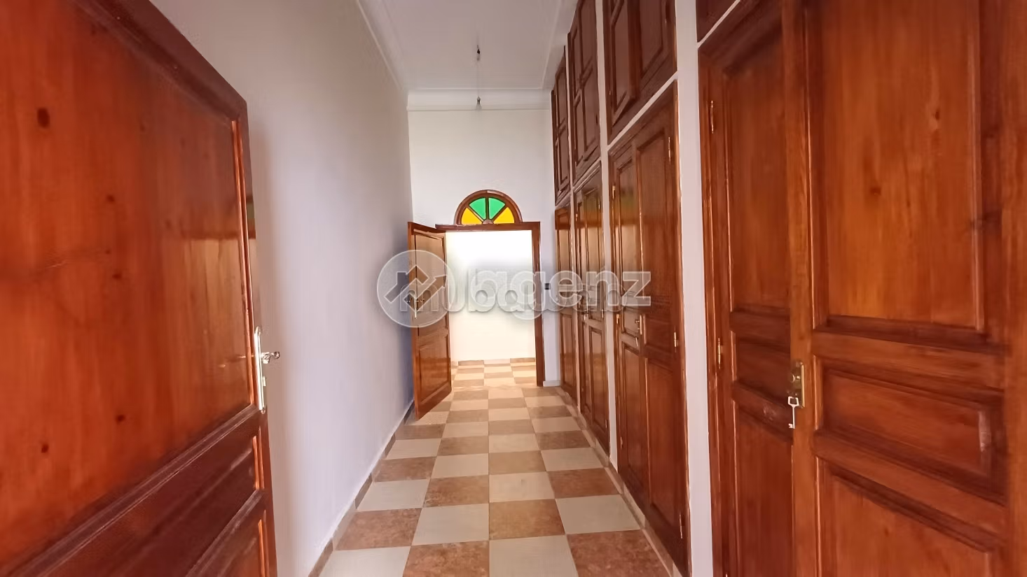 Magnifica villa in vendita a Masmoudi. 8 camere da letto. Terrazzo e garage