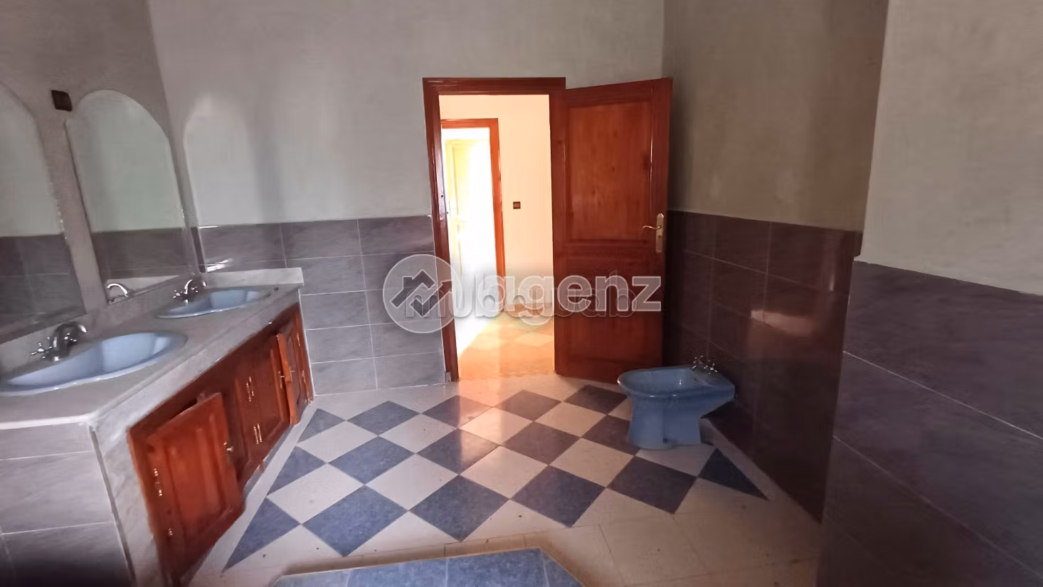 Magnifica villa in vendita a Masmoudi. 8 camere da letto. Terrazzo e garage