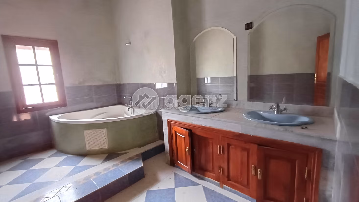 Magnifica villa in vendita a Masmoudi. 8 camere da letto. Terrazzo e garage