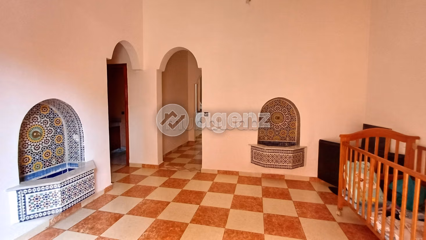 Magnifica villa in vendita a Masmoudi. 8 camere da letto. Terrazzo e garage