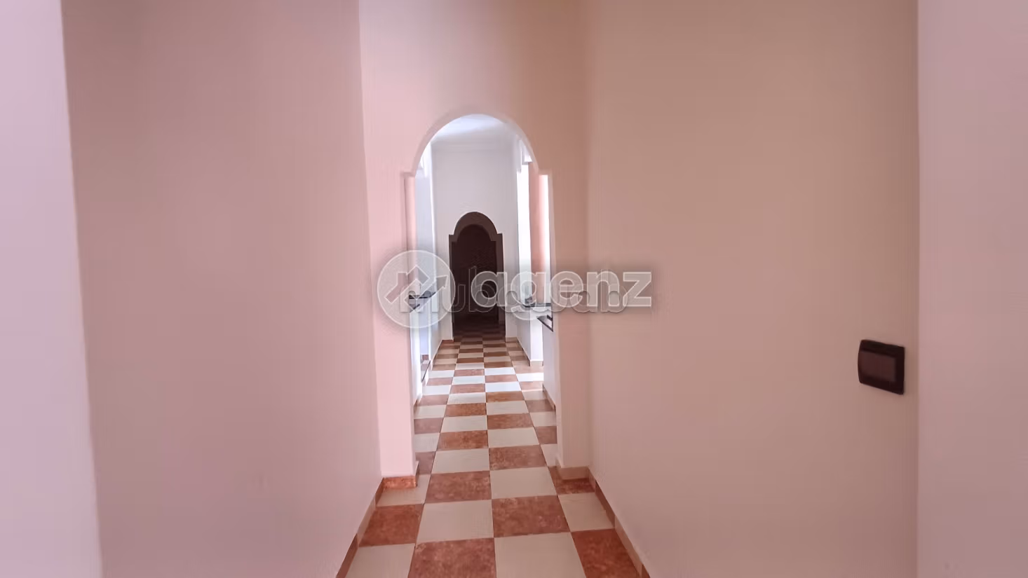 Magnifica villa in vendita a Masmoudi. 8 camere da letto. Terrazzo e garage