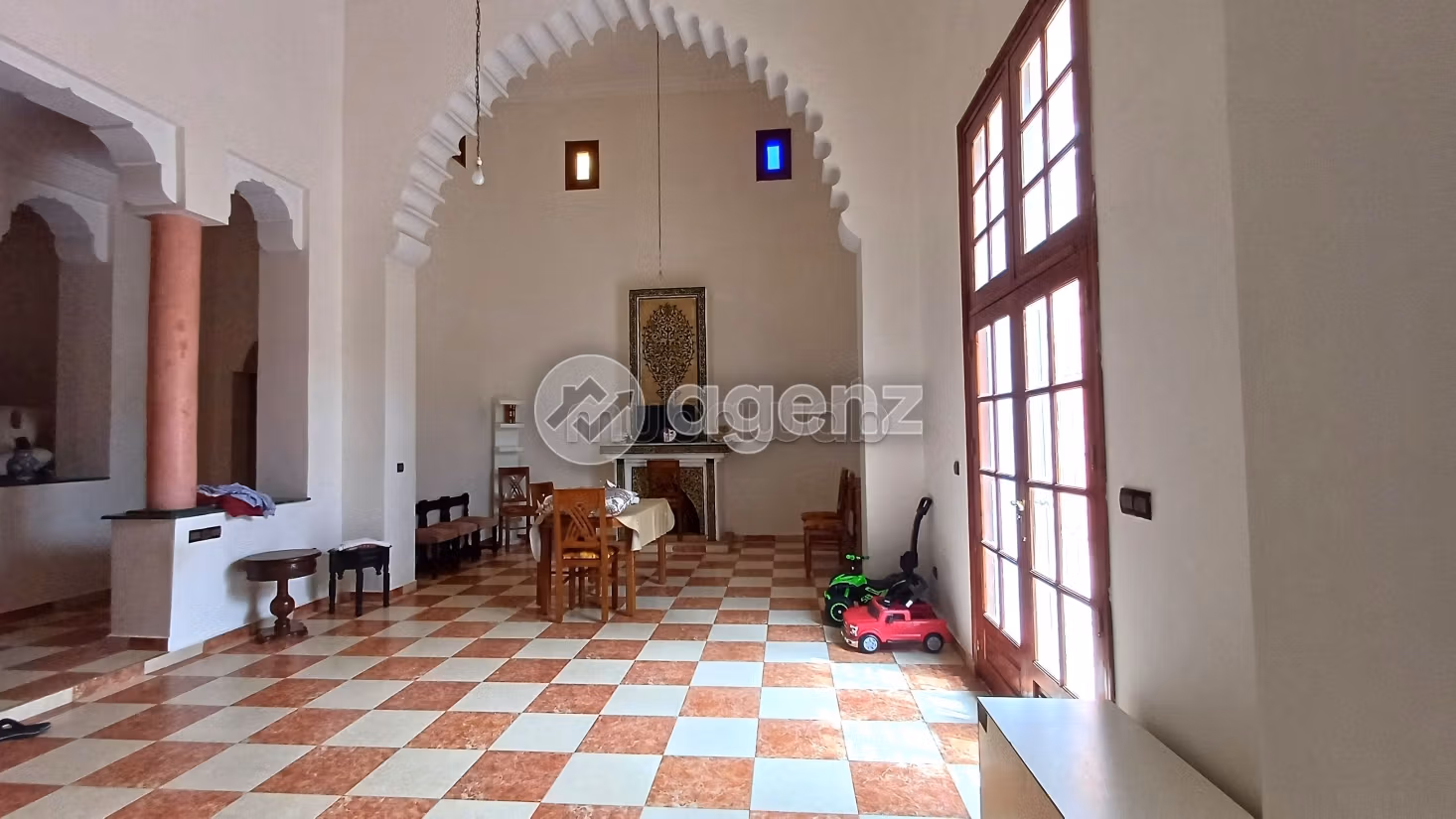 Magnifica villa in vendita a Masmoudi. 8 camere da letto. Terrazzo e garage
