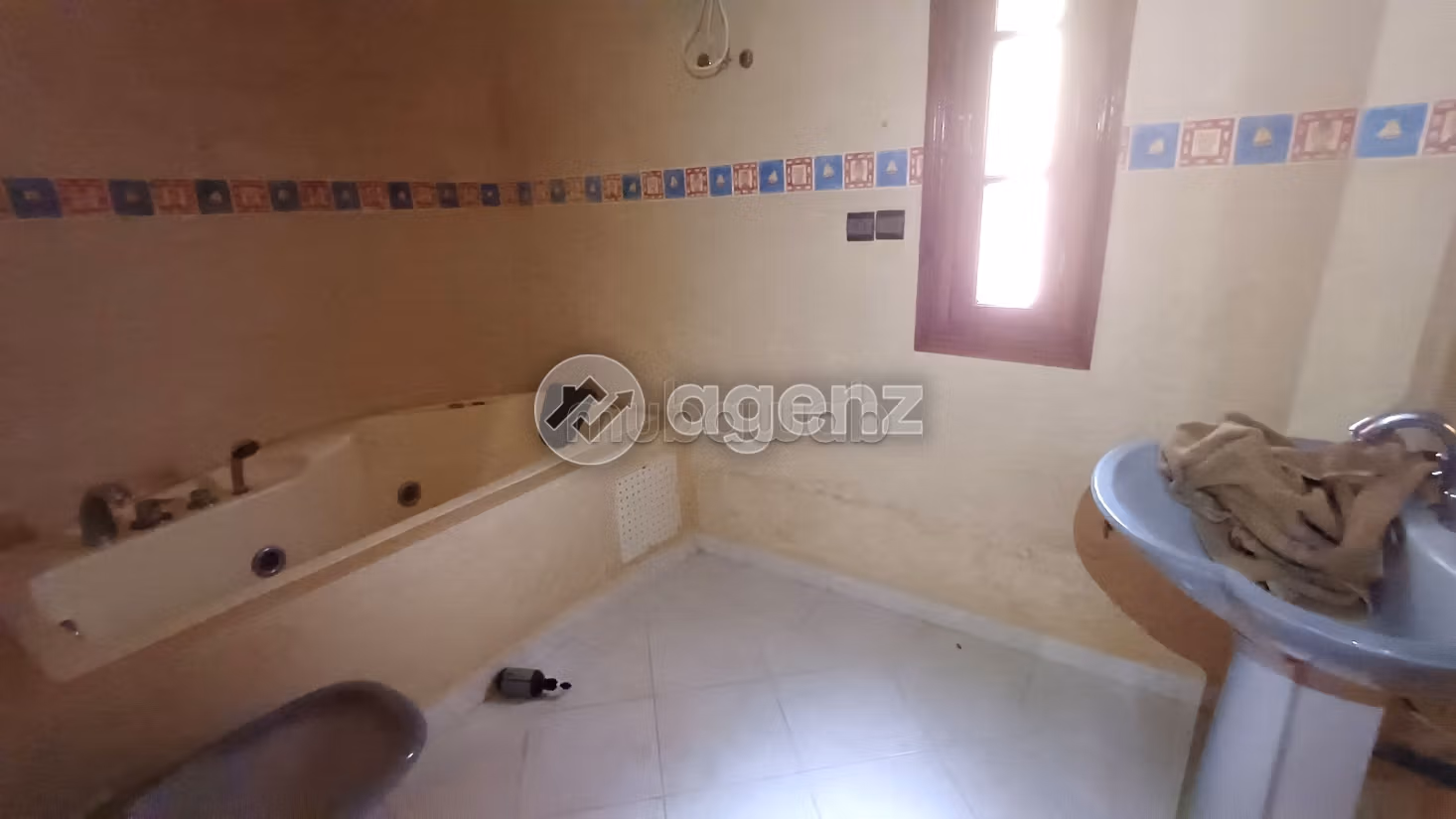 Magnifica villa in vendita a Masmoudi. 8 camere da letto. Terrazzo e garage