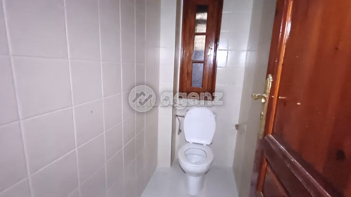 Magnifica villa in vendita a Masmoudi. 8 camere da letto. Terrazzo e garage