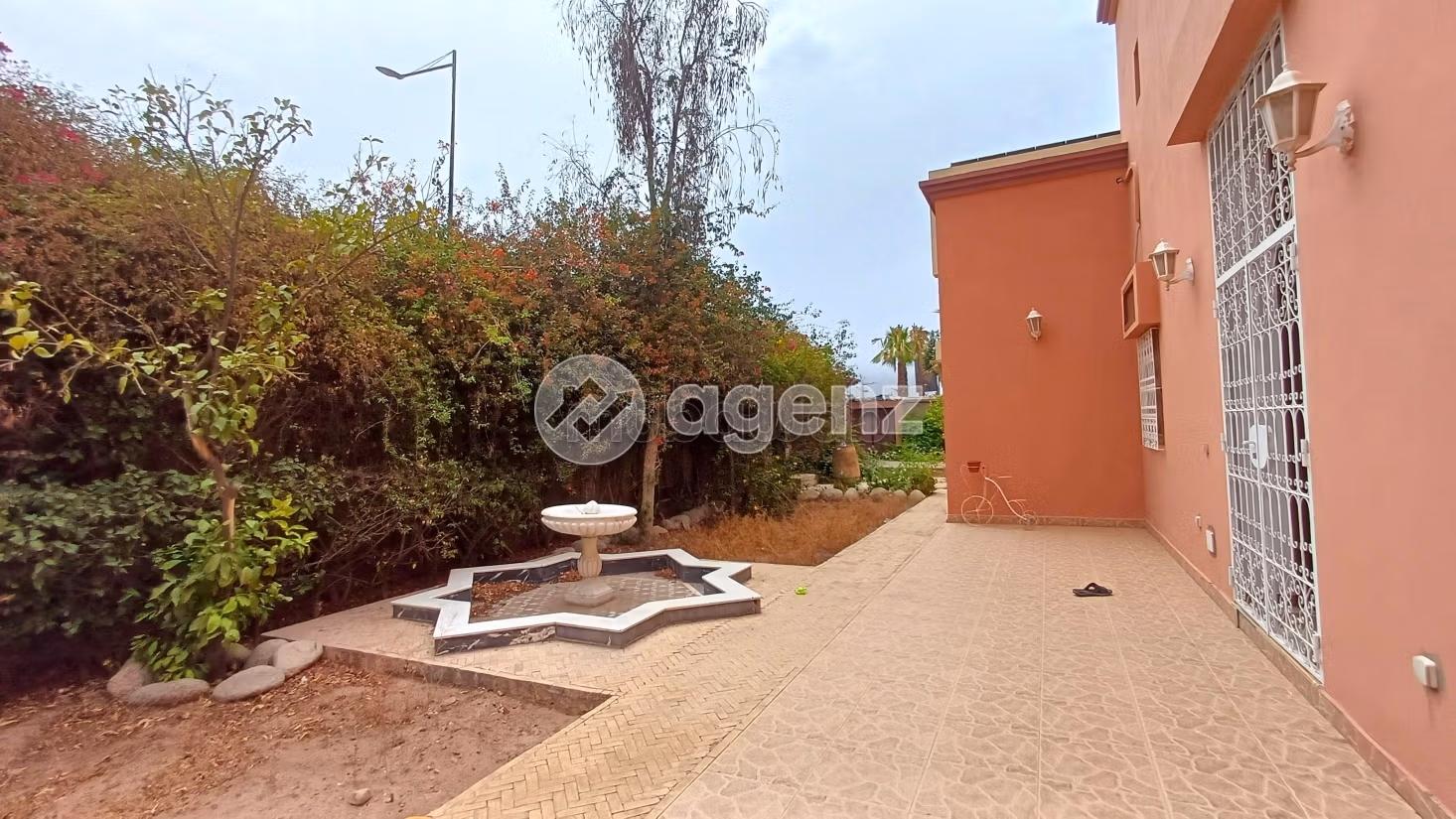 Magnifica villa in vendita a Masmoudi. 8 camere da letto. Terrazzo e garage