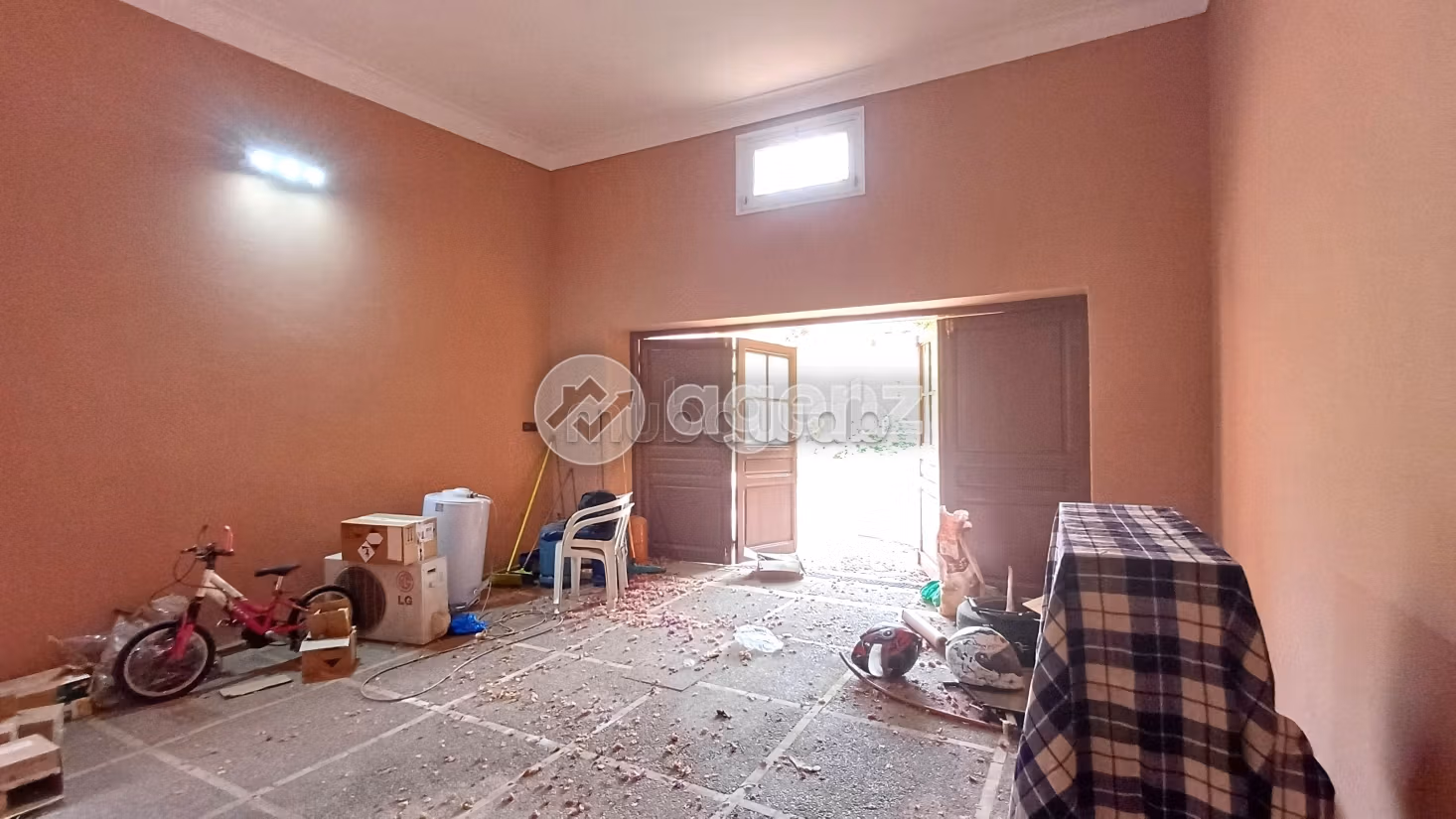 Magnifica villa in vendita a Masmoudi. 8 camere da letto. Terrazzo e garage
