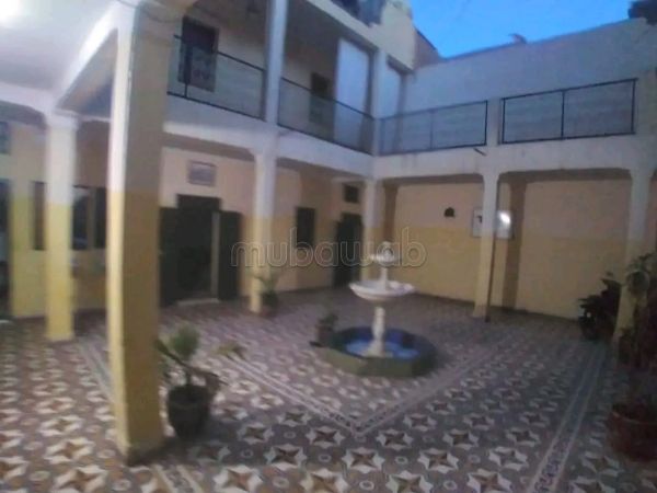 Trouvez votre maison à acheter à Bab Lhmar. 
3 grandes pièces. 
Grand balcon