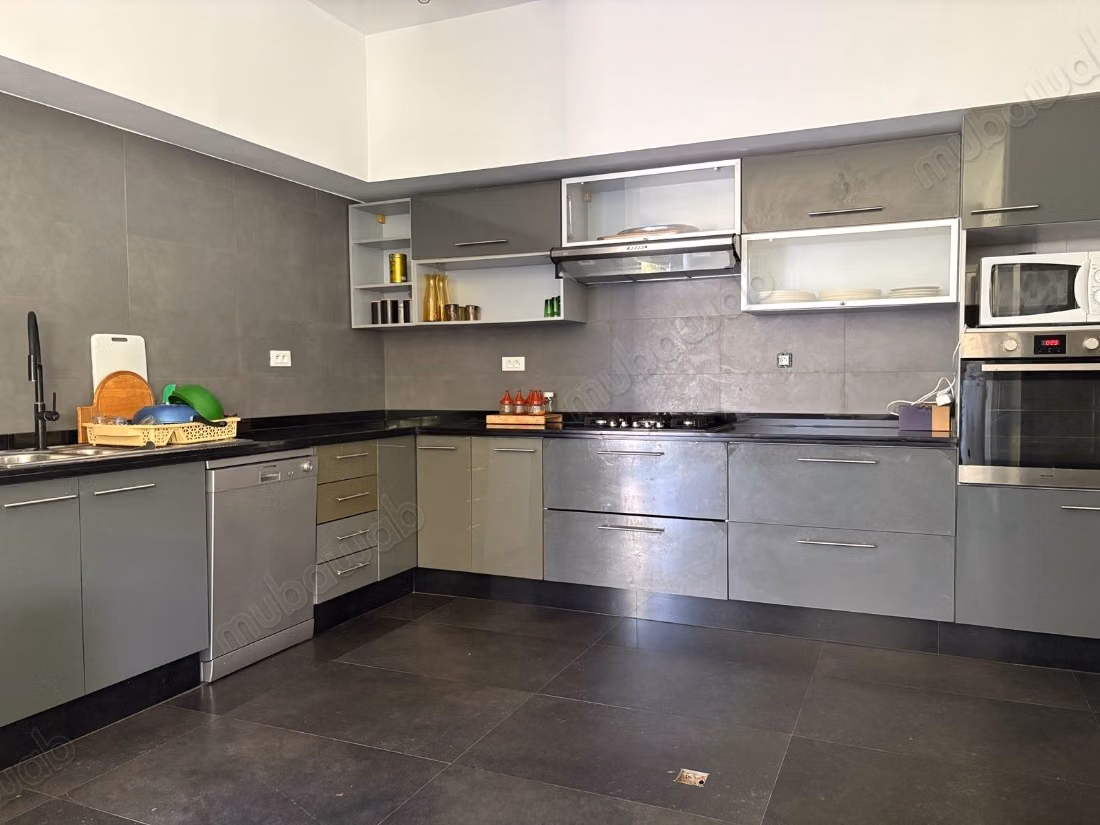 Beautiful villa for rent. Small area 700 m². Attic