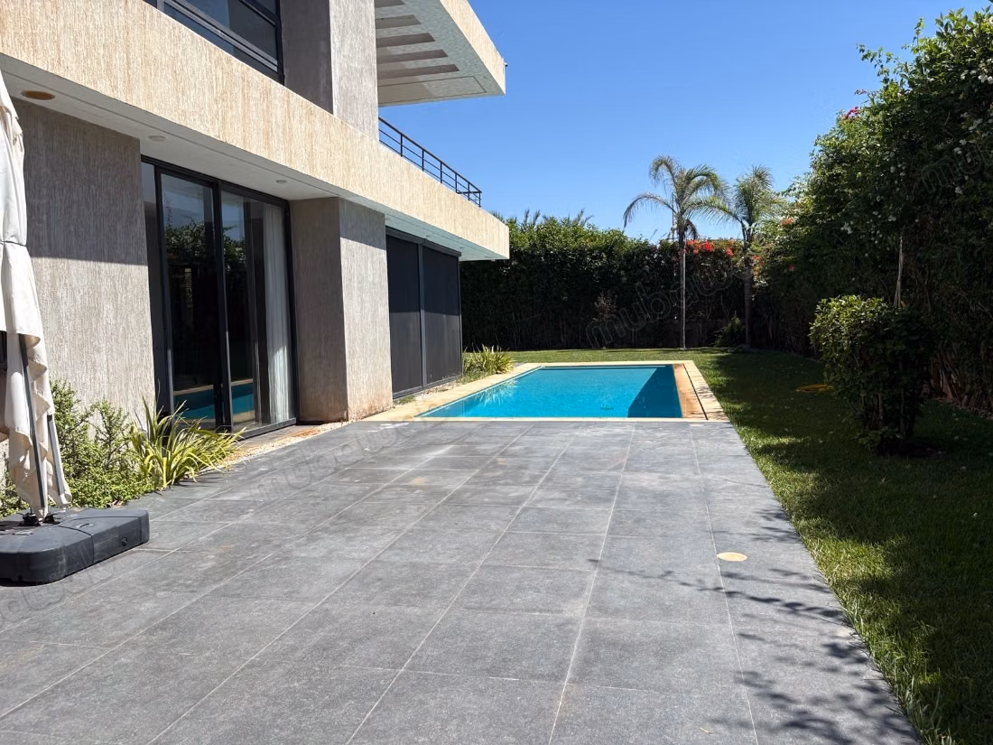Beautiful villa for rent. Small area 700 m². Attic