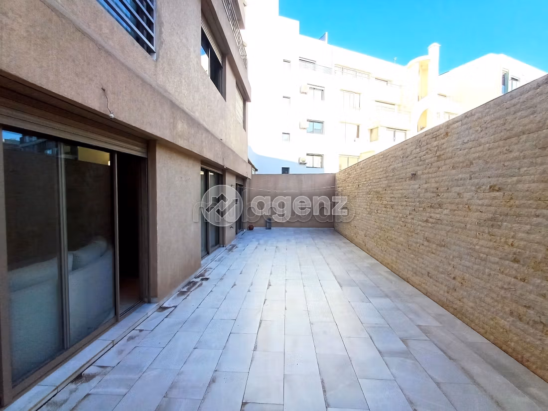 شقة رائعة للإيجار بالأميرات. 2 غرف. مع مصعد وشرفة