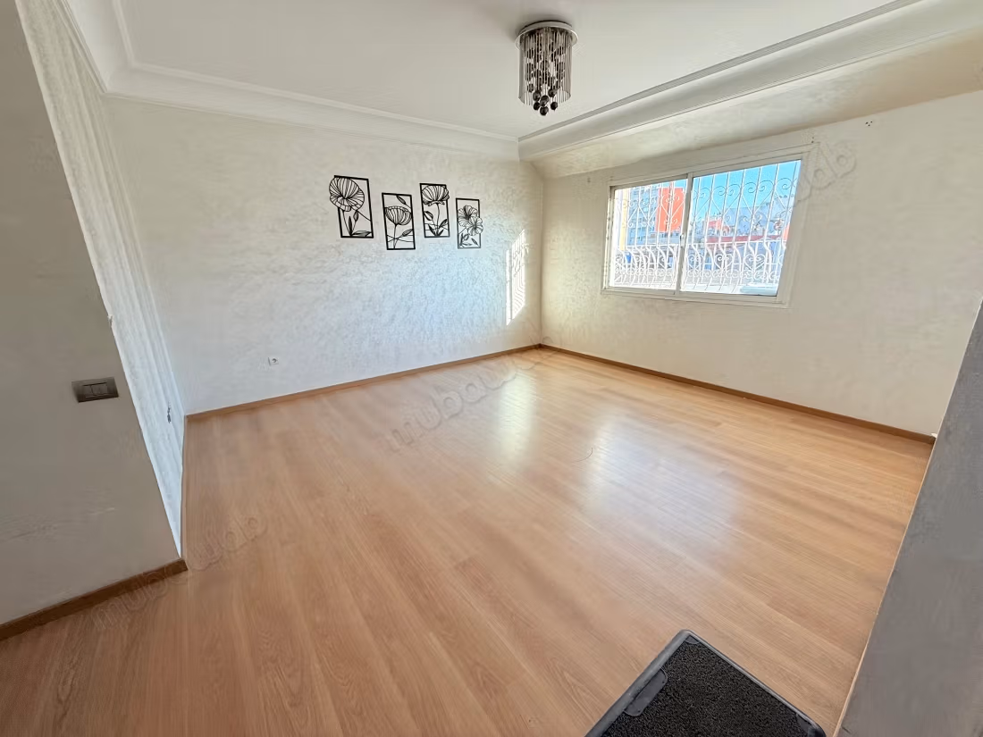 Bel appartement en location à Belvédère. 1 Pièce. Terrasse et ascenseur