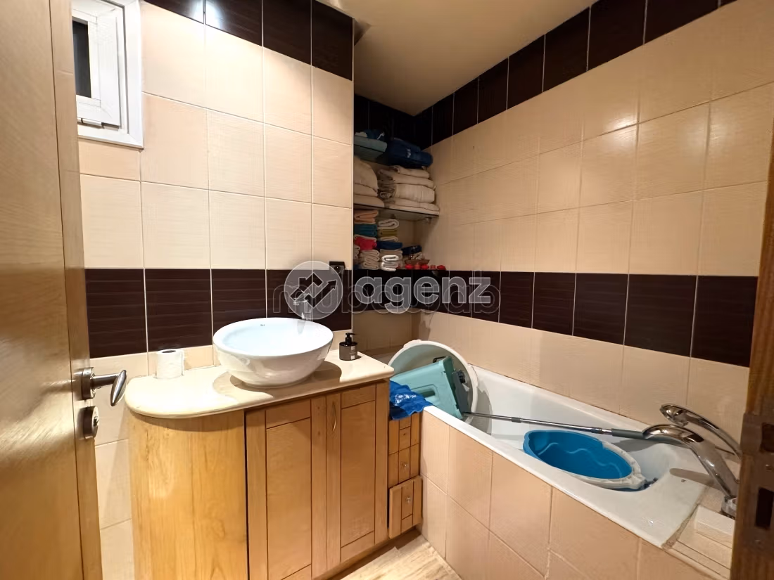Fabulous apartment for sale in Mers Sultan. Area of 141 m². Carpark and elevator