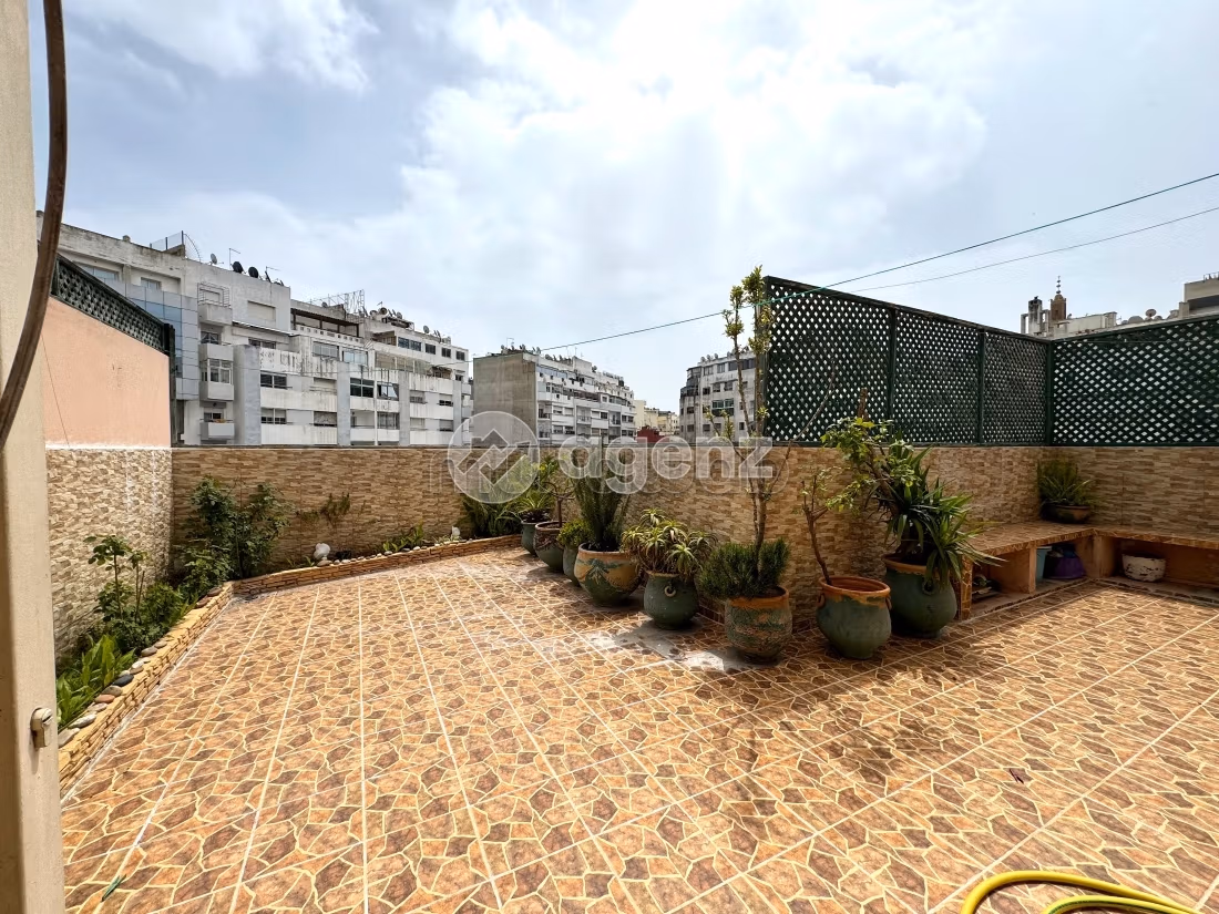 Fabulous apartment for sale in Mers Sultan. Area of 141 m². Carpark and elevator