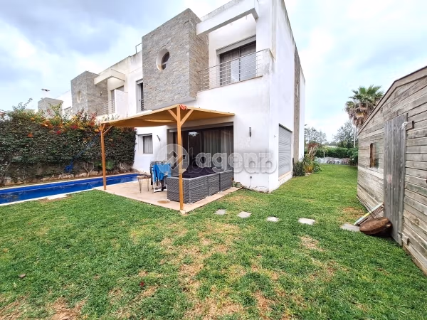 Luxury villa for sale. 4 beautiful rooms. Gardeners, Large terrace