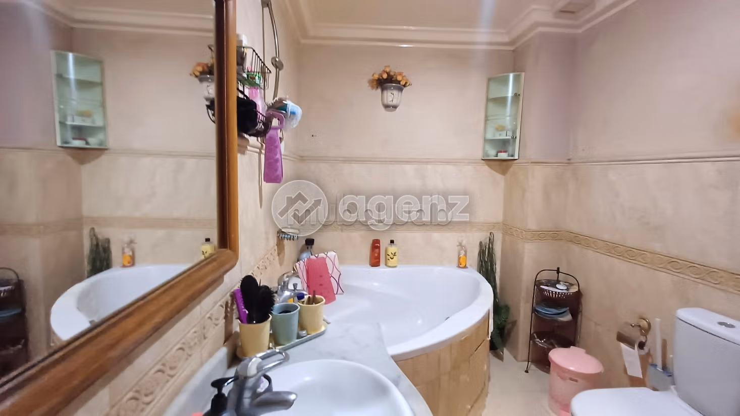 شقة رائعة للبيع بغوثي. 3 غرف. مع مصعد وشرفة
