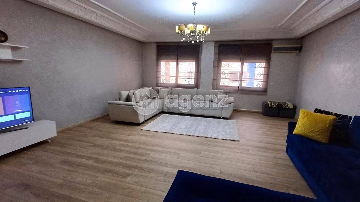 Fabulous apartment for sale in Californie. 3 rooms. With garage and lift
