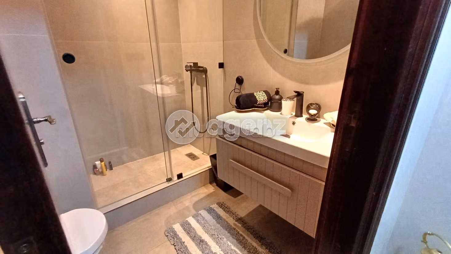Fabulous apartment for sale in Californie. 3 rooms. With garage and lift