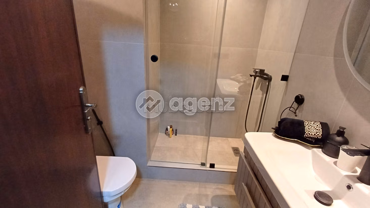 Fabulous apartment for sale in Californie. 3 rooms. With garage and lift