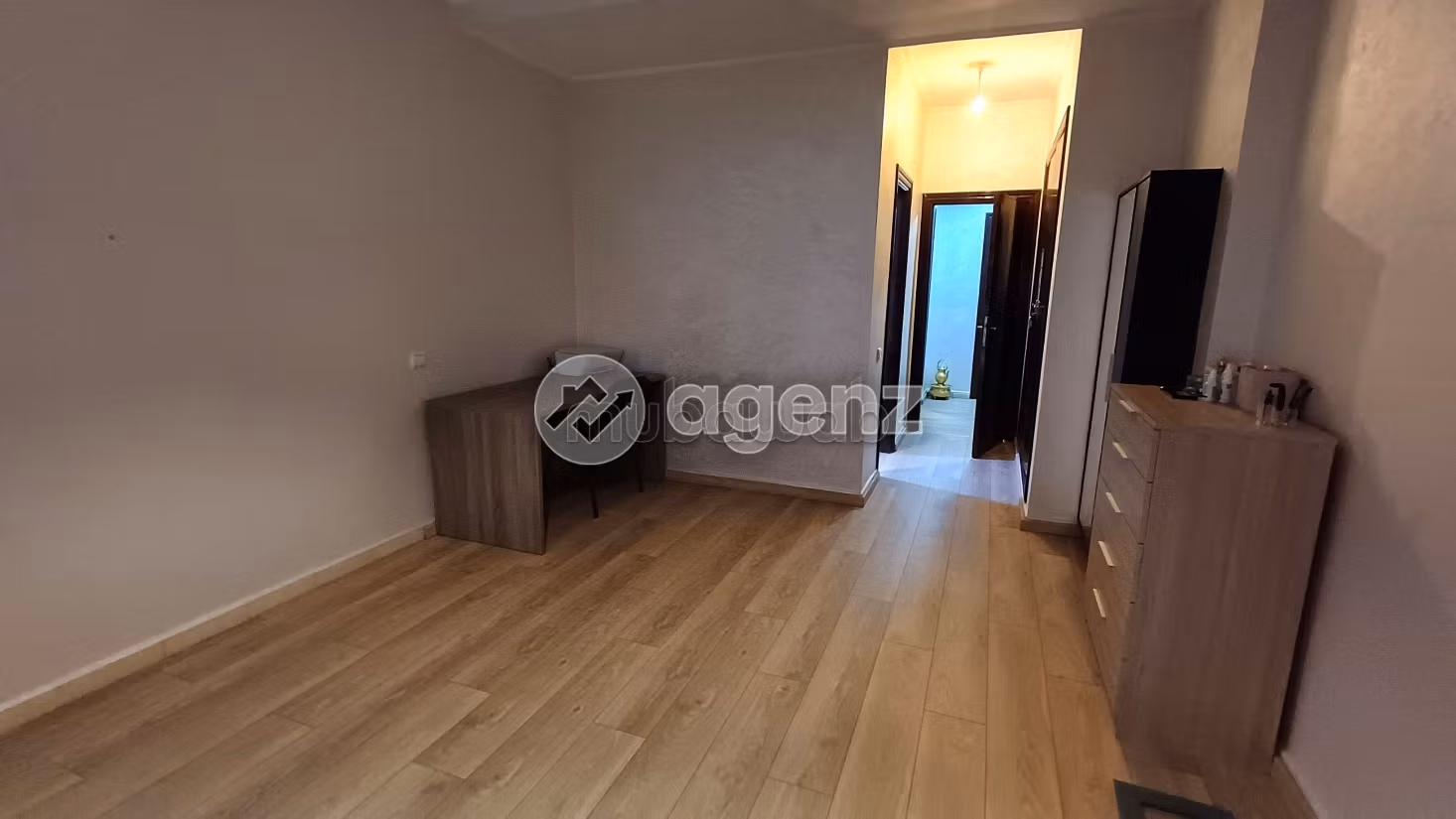 Fabulous apartment for sale in Californie. 3 rooms. With garage and lift