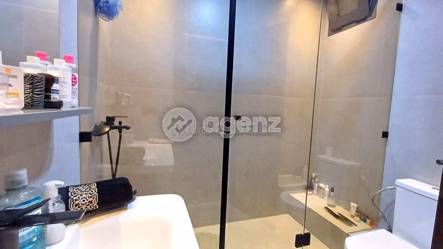 Fabulous apartment for sale in Californie. 3 rooms. With garage and lift