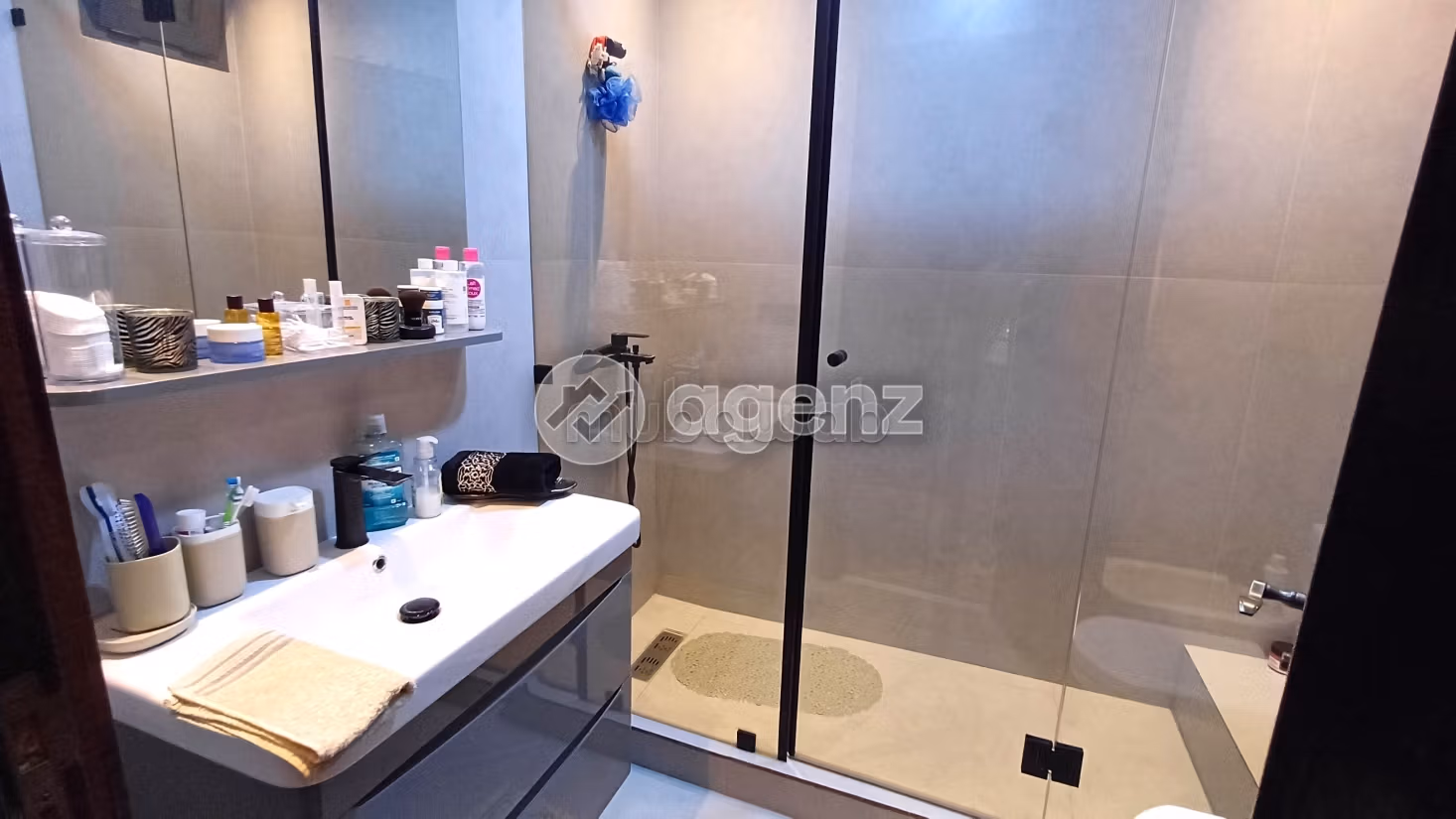 Fabulous apartment for sale in Californie. 3 rooms. With garage and lift