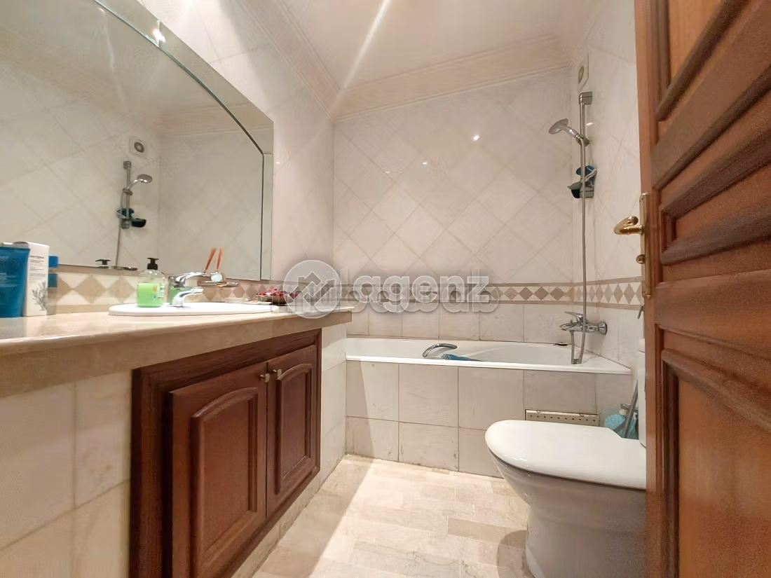 Sale of a lovely apartment in Maârif. 3 rooms. Parking spaces and terrace