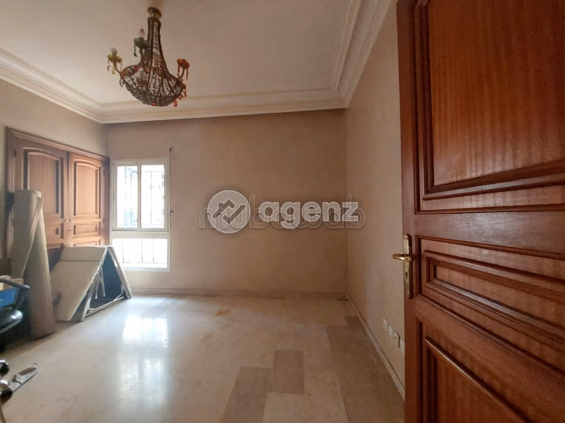 Sale of a lovely apartment in Maârif. 3 rooms. Parking spaces and terrace