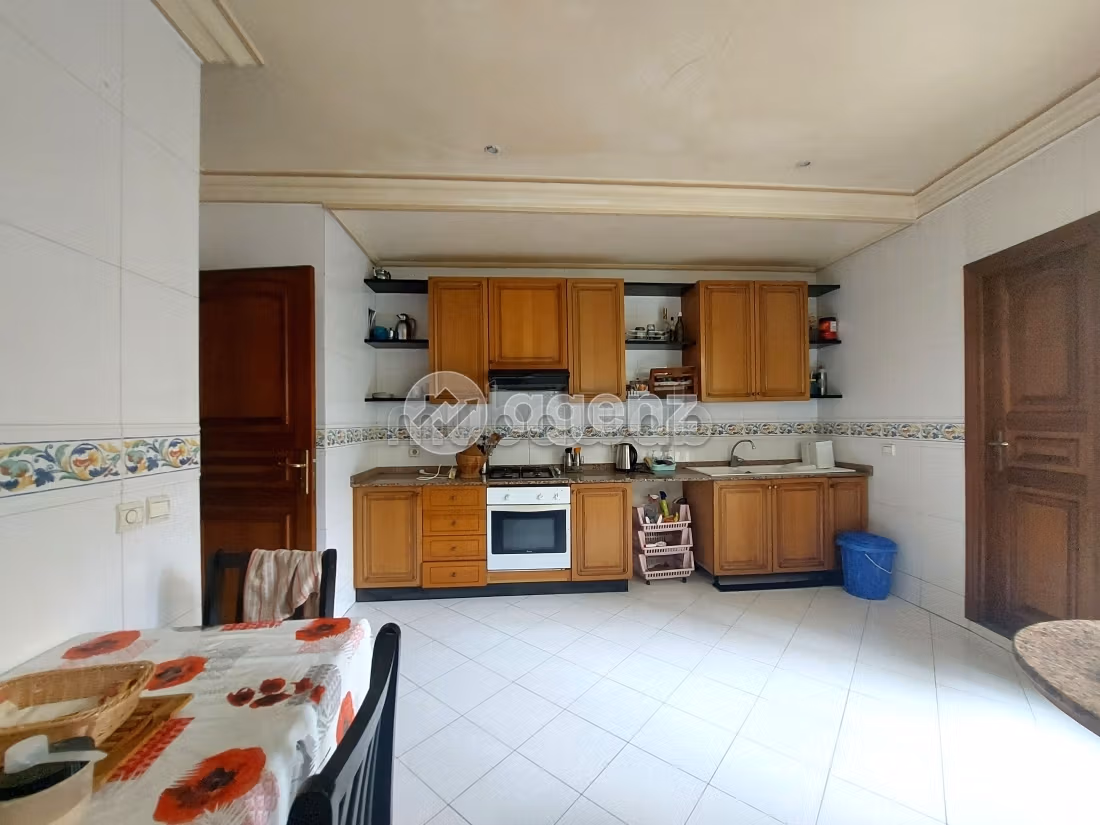 Sale of a lovely apartment in Maârif. 3 rooms. Parking spaces and terrace