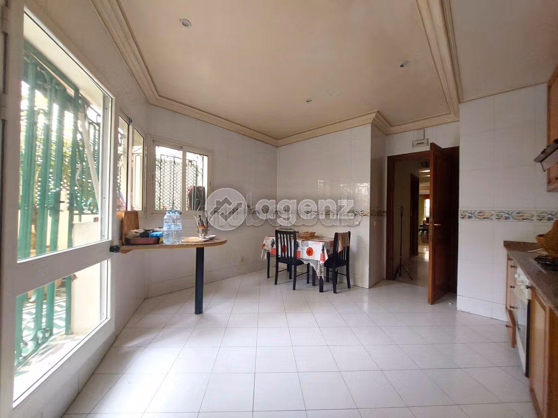 Sale of a lovely apartment in Maârif. 3 rooms. Parking spaces and terrace
