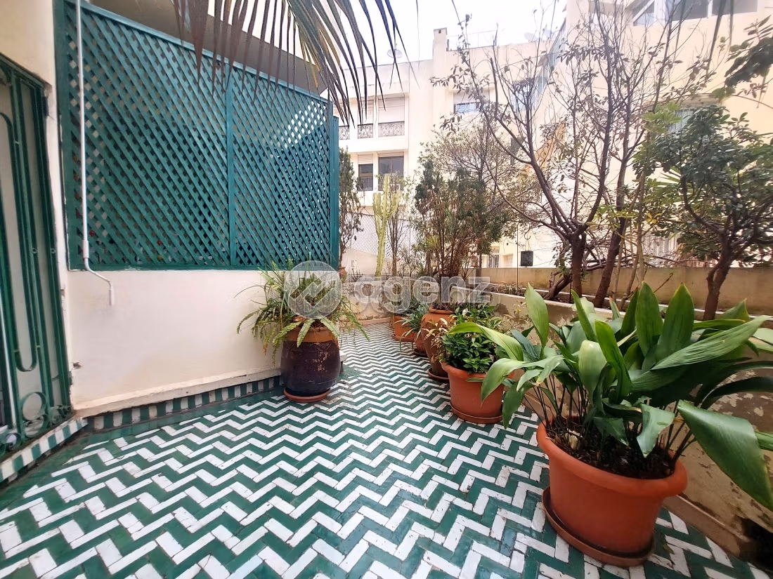 Sale of a lovely apartment in Maârif. 3 rooms. Parking spaces and terrace