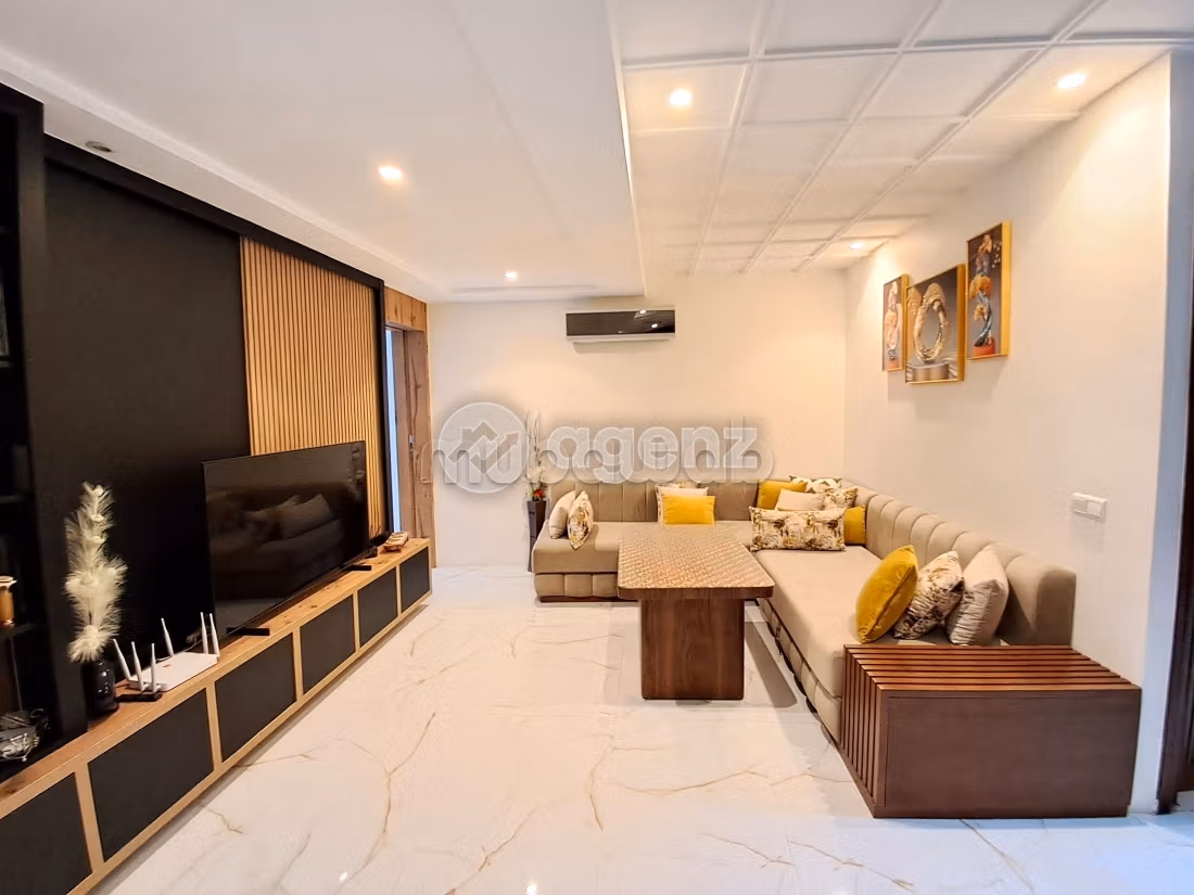 Beautiful apartment for sale in Californie. 4 lovely rooms. Fully furnished