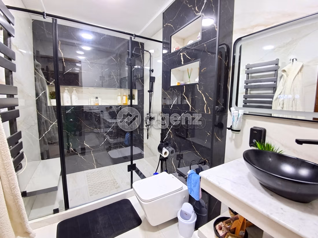 Beautiful apartment for sale in Californie. 4 lovely rooms. Fully furnished