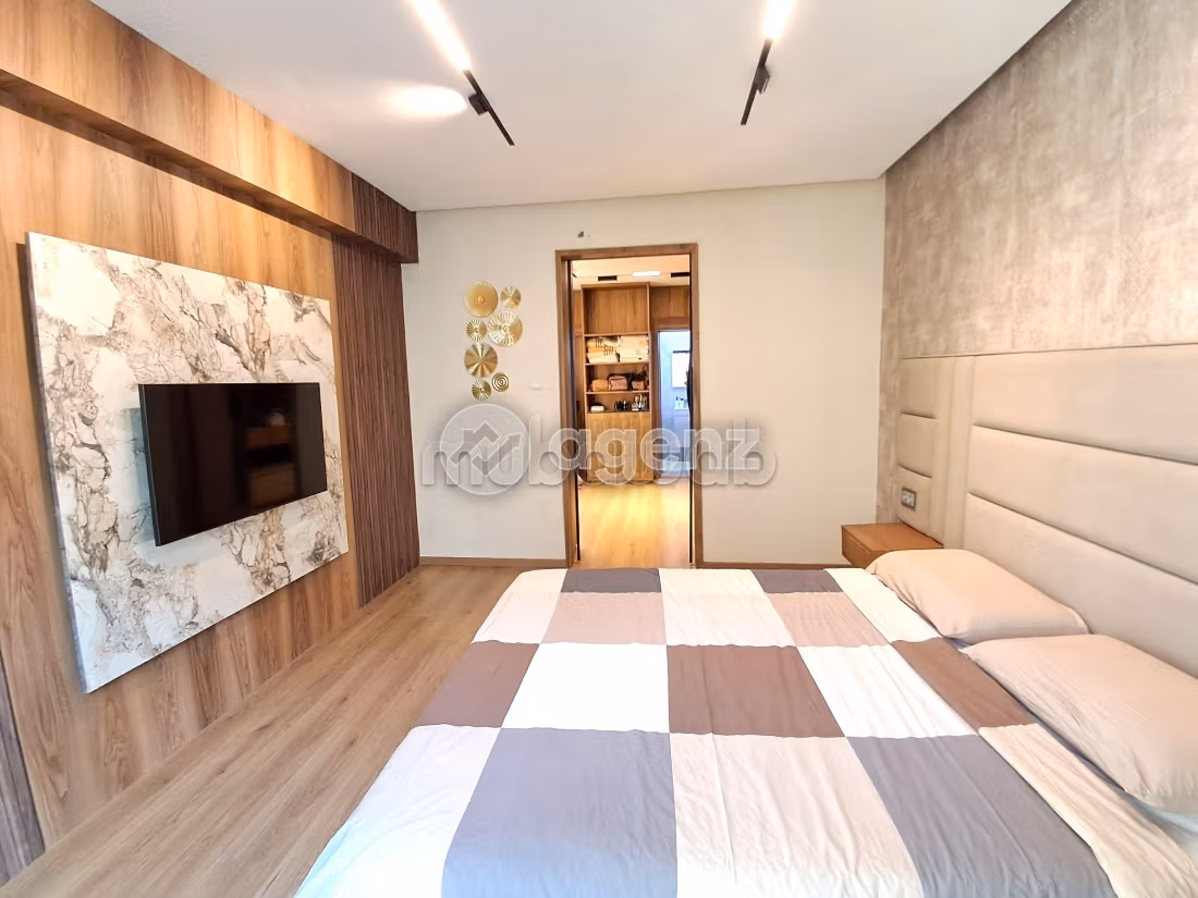 Beautiful apartment for sale in Californie. 4 lovely rooms. Fully furnished