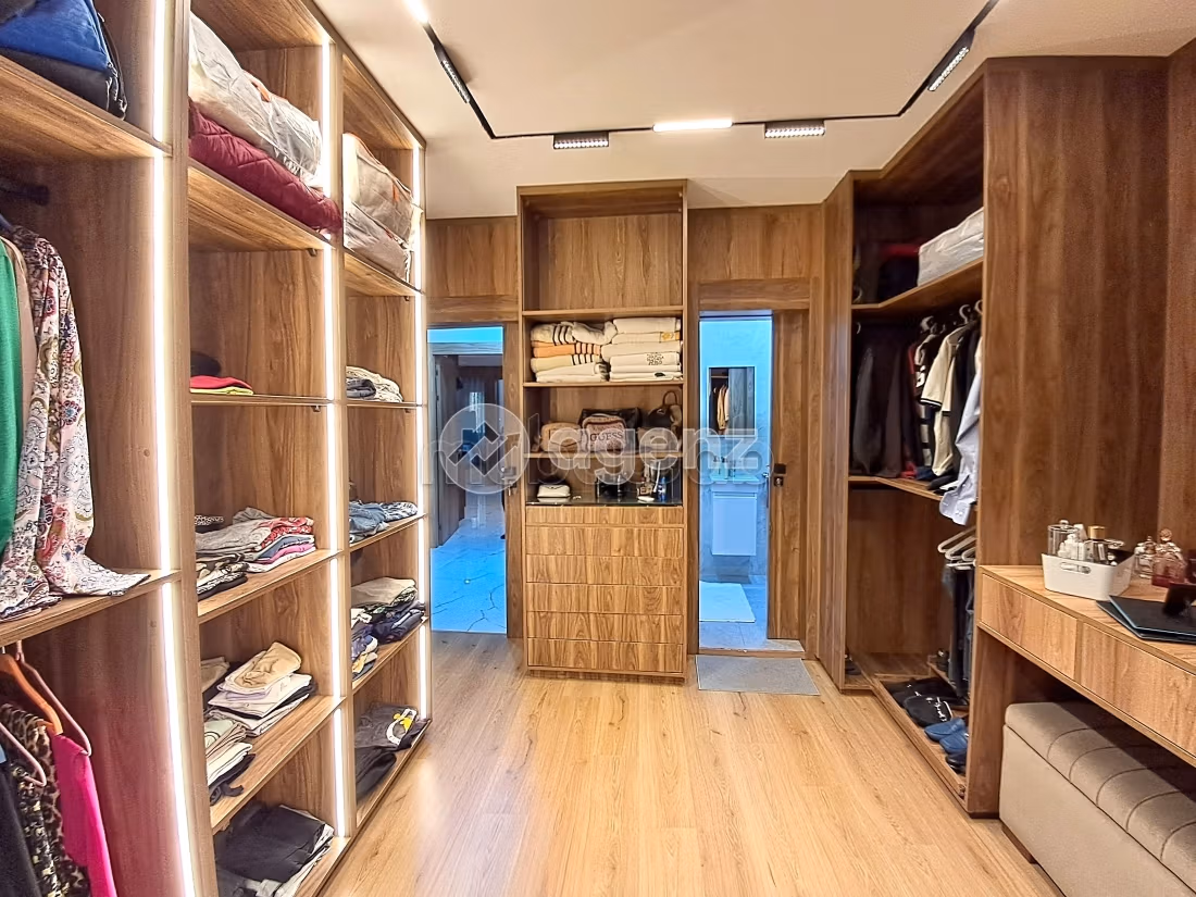 Beautiful apartment for sale in Californie. 4 lovely rooms. Fully furnished