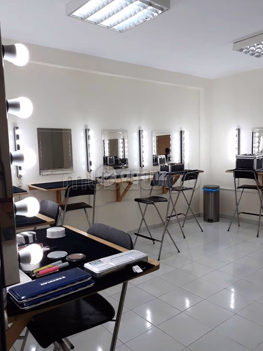 Ufficio da acquistare a Foncière. Superficie di 125 m². Posto auto e ascensore