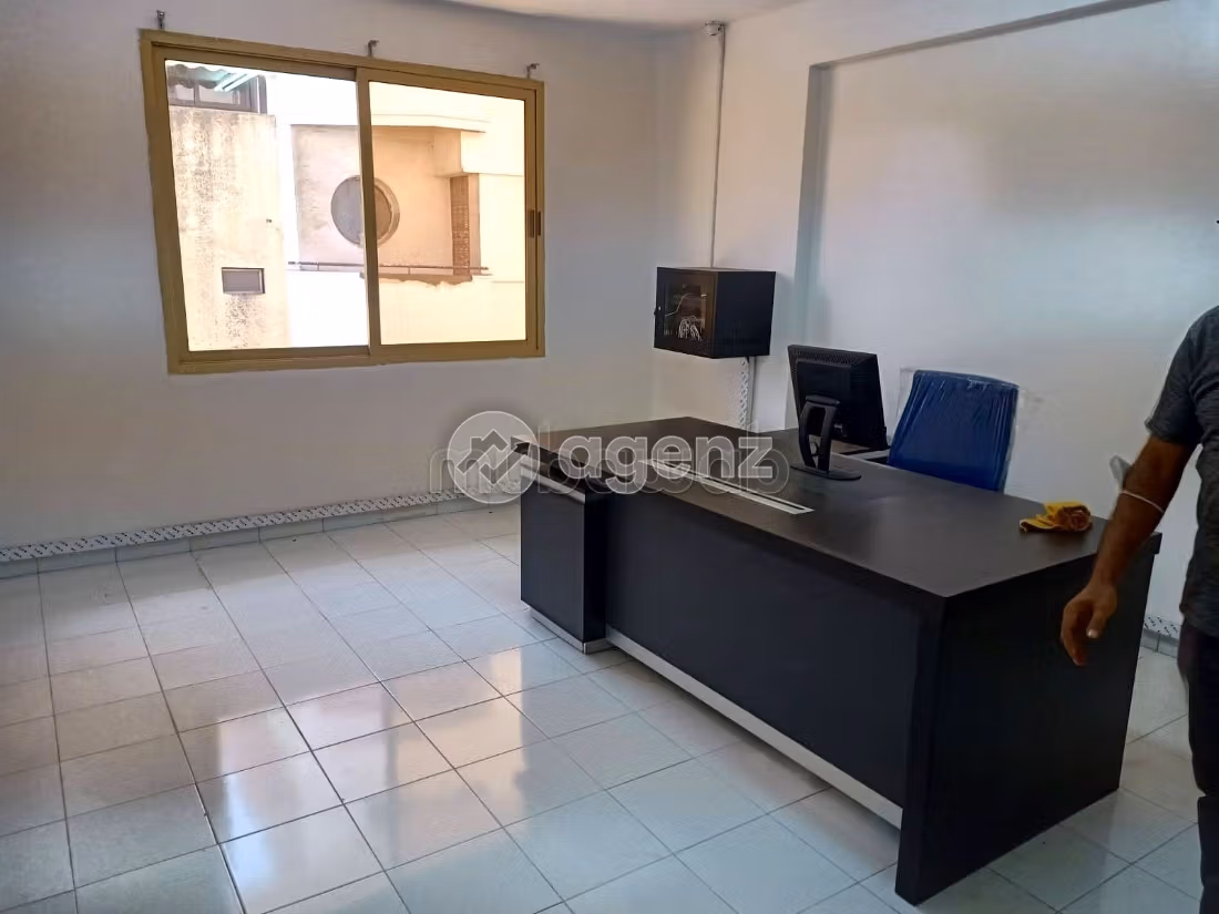 Ufficio da acquistare a Foncière. Superficie di 125 m². Posto auto e ascensore