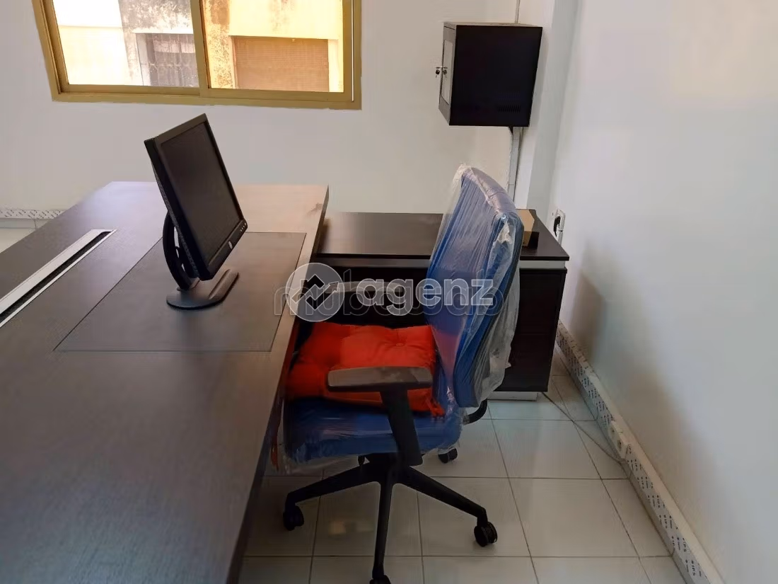 Ufficio da acquistare a Foncière. Superficie di 125 m². Posto auto e ascensore