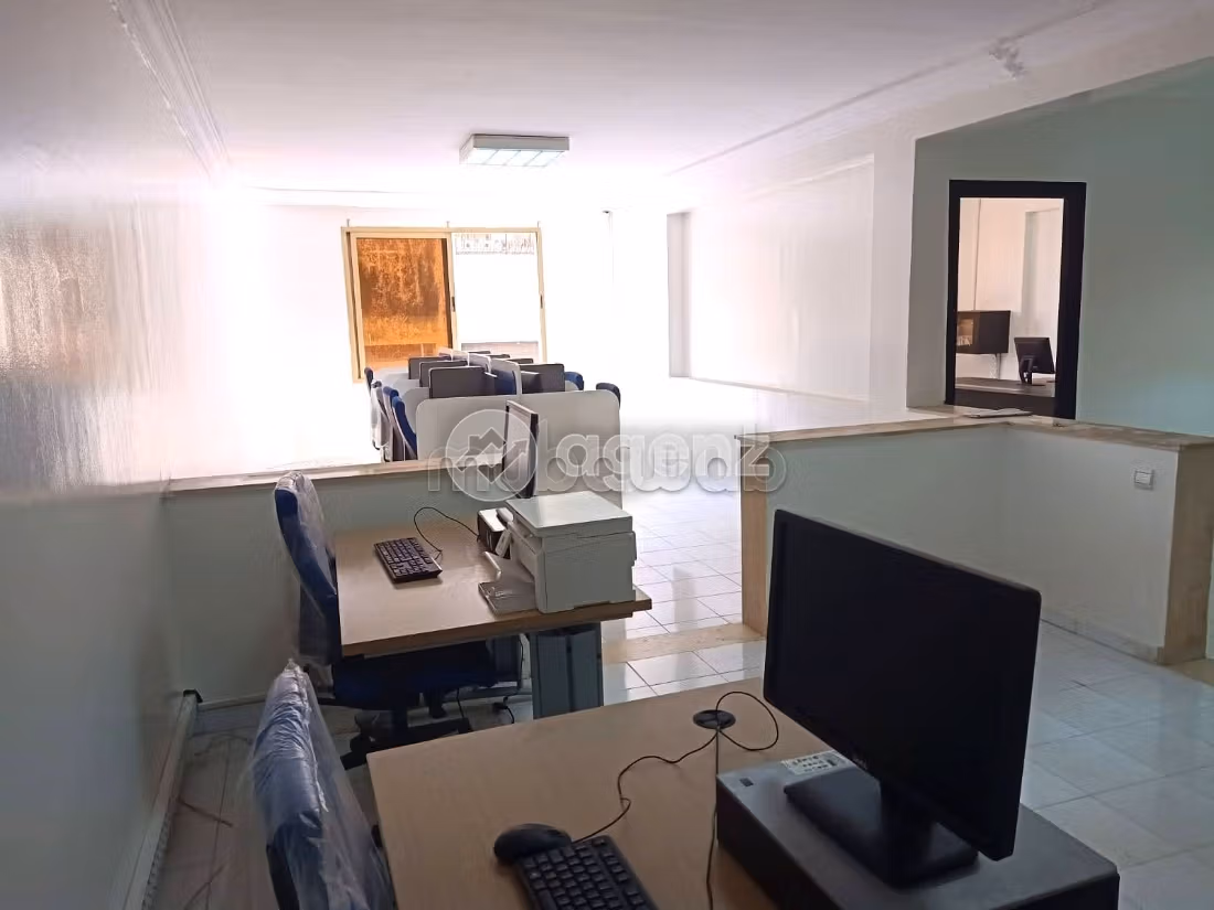 Ufficio da acquistare a Foncière. Superficie di 125 m². Posto auto e ascensore