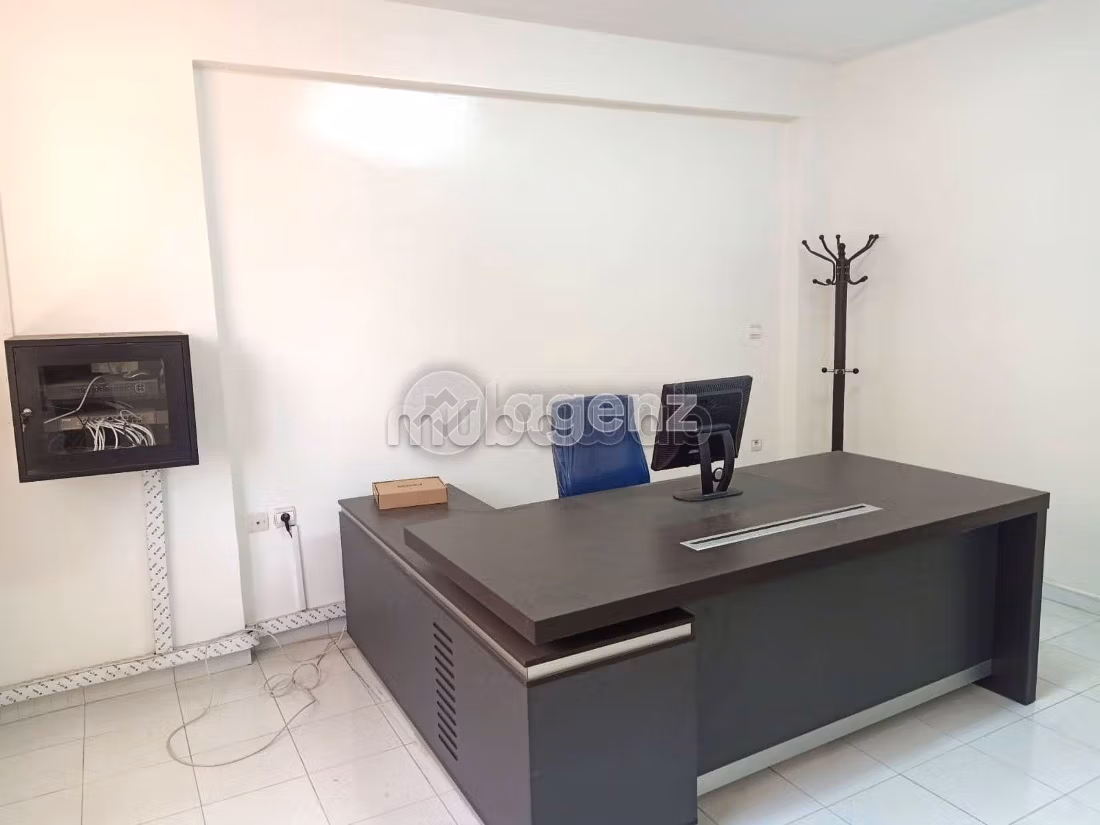 Ufficio da acquistare a Foncière. Superficie di 125 m². Posto auto e ascensore