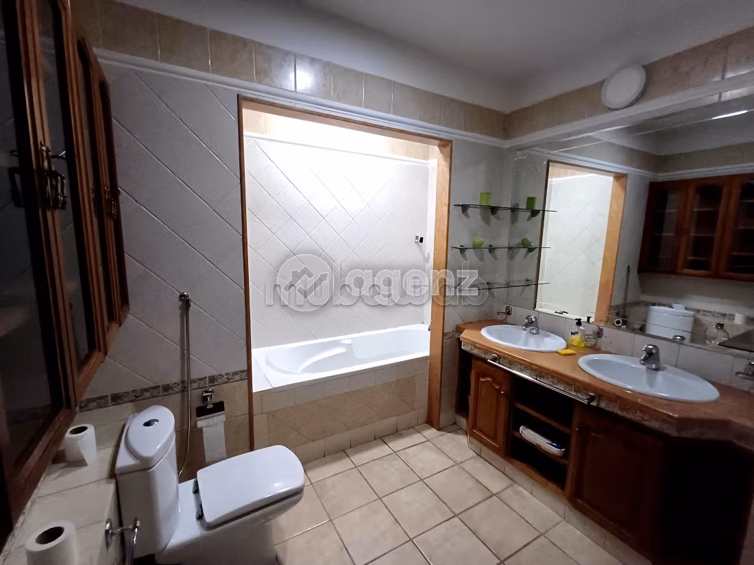 Appartamento in vendita a Nouvelle Ville. 4 camere. Con garage e ascensore