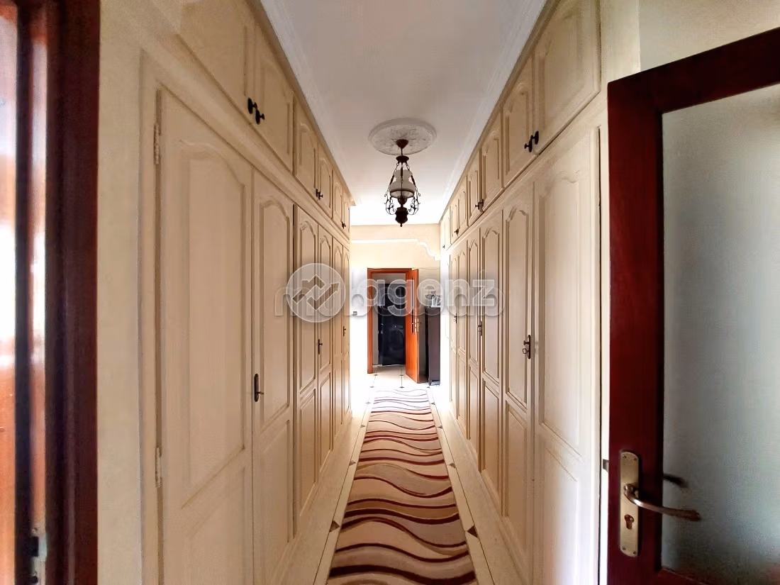 Sell apartment in Californie. Dimension 146 m². Private car park
