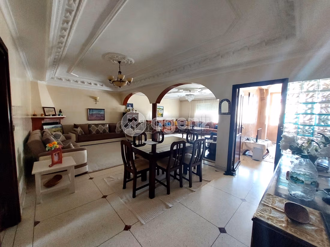 Sell apartment in Californie. Dimension 146 m². Private car park