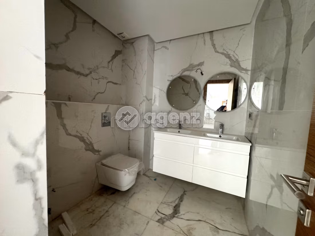 Splendido appartamento in vendita a Californie. Superficie 202 m². Ascensore e posto auto