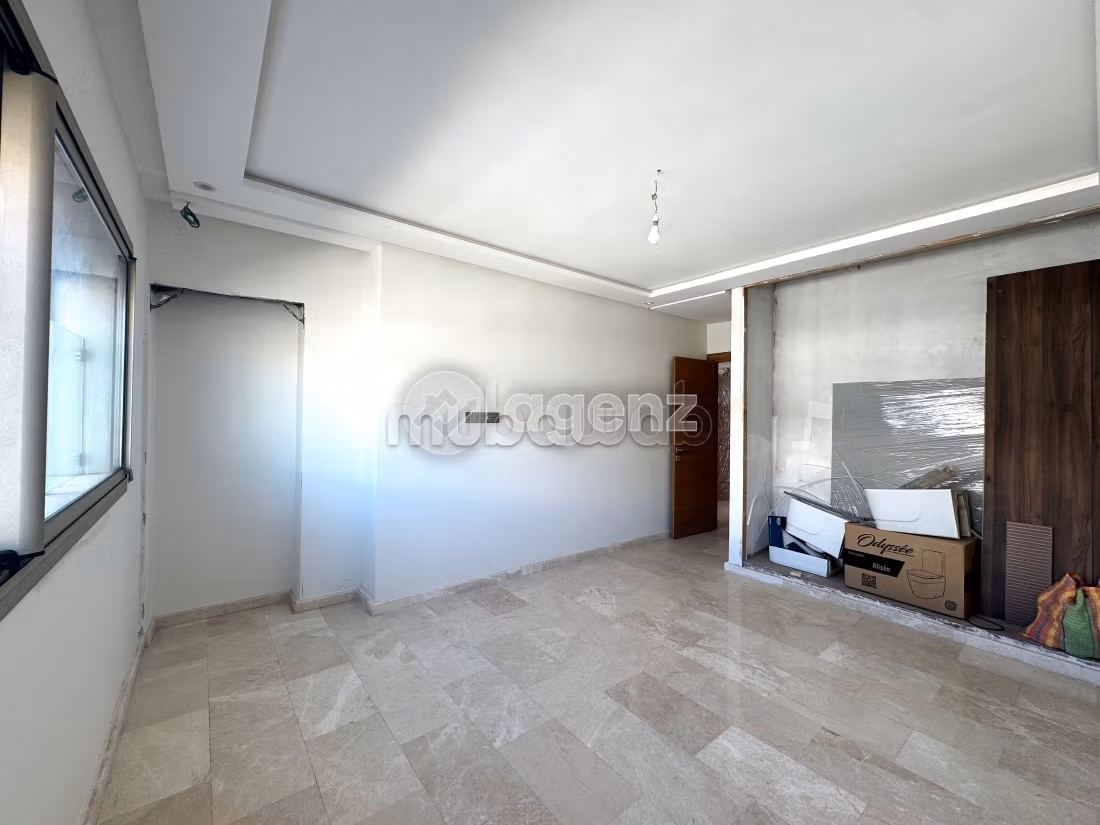 Splendido appartamento in vendita a Californie. Superficie 202 m². Ascensore e posto auto