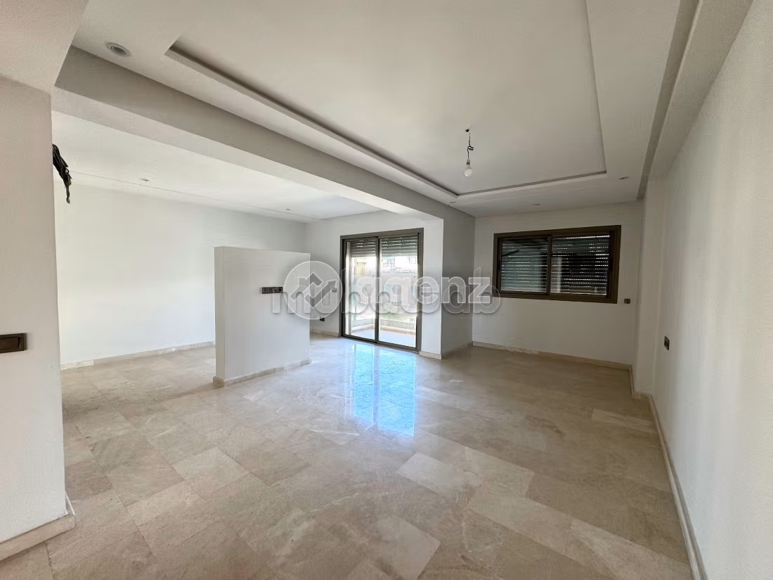 Splendido appartamento in vendita a Californie. Superficie 202 m². Ascensore e posto auto