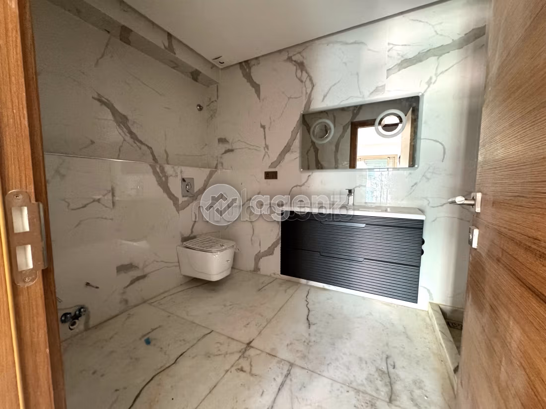 Splendido appartamento in vendita a Californie. Superficie 202 m². Ascensore e posto auto