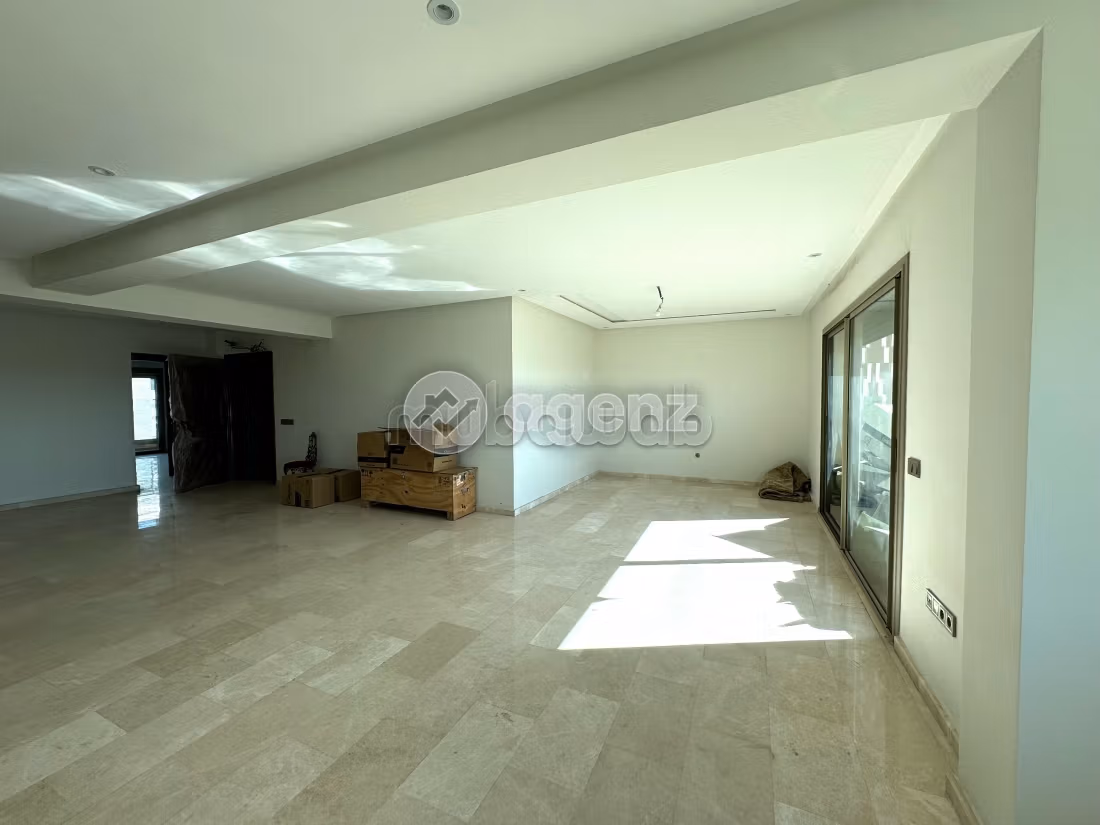 Splendido appartamento in vendita a Californie. Superficie 202 m². Ascensore e posto auto